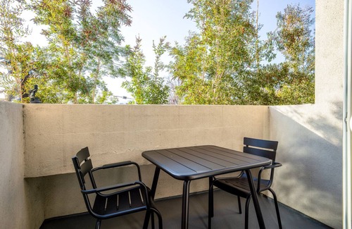 Melrose Apartment | Lovely Brentwood 2BR w/Courtyard, walk to Shops + Dining, by Blueground