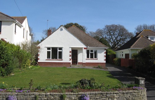 Mudeford House | LOVELY BUNGALOW JUST 200 YARDS FROM SEAFRONT WITH GARDEN - HB2087