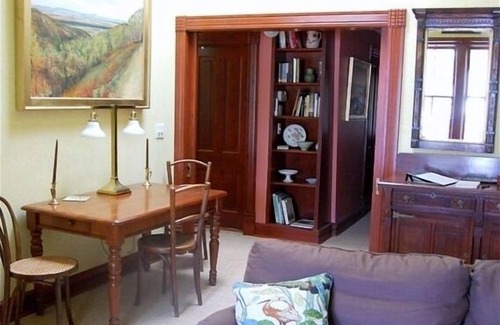 Lexington Apartment | Lovely C.1890 Flat with Garden in Historic Downtown
