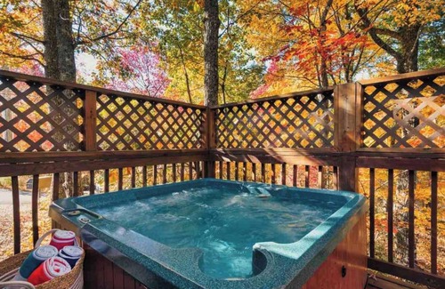Chalet Village Cabin | Lovely Cabin near GSMNP & Attractions