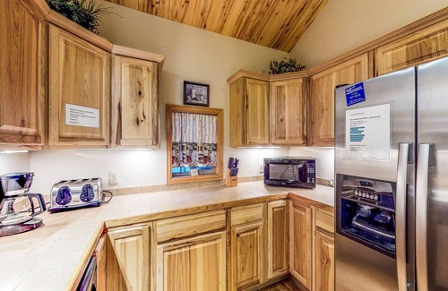 South Fork Cabin | Lovely cabin on pond with balcony, outdoor fire, and private hot tub