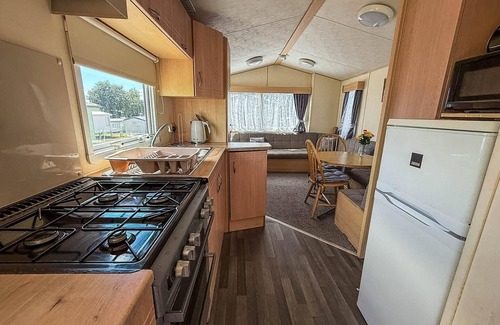 Clacton-on-Sea House | Lovely caravan at Valley Farm Holiday Park, sleeps 8 ref 46127V