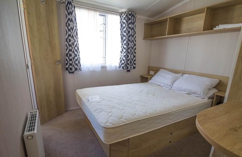 Caister-on-Sea House | Lovely caravan with decking at Caister Haven, nearby the beach ref 30041R