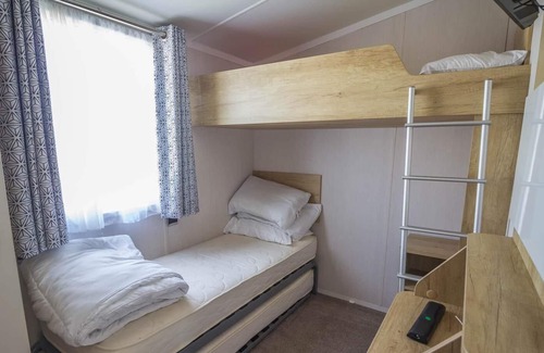 Caister-on-Sea House | Lovely caravan with decking at Caister Haven, nearby the beach ref 30041R
