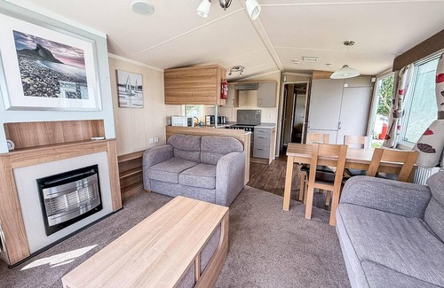 Hopton House | Lovely caravan with decking at Broadland Sands, Suffolk ref 20302BS