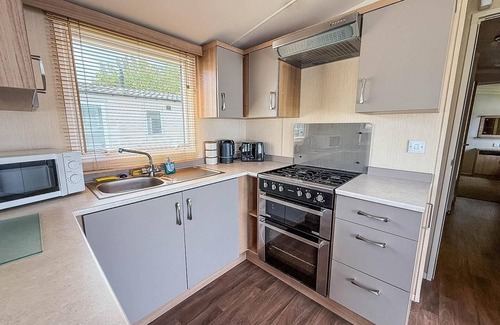 Hopton House | Lovely caravan with decking at Broadland Sands, Suffolk ref 20302BS