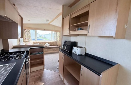 Hopton House | Lovely caravan with free Wi-Fi at Broadland Sands Park, Suffolk ref 20020BS