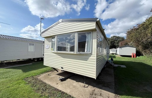Hopton House | Lovely caravan with free Wi-Fi at Broadland Sands Park, Suffolk ref 20020BS