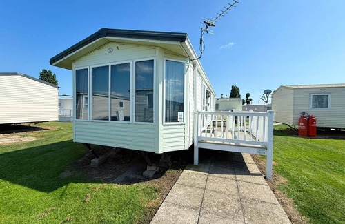 Felixstowe House | Lovely caravan with WiFi & decking at Felixstowe Beach Holiday Park ref 55005SW