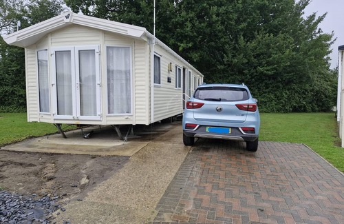 Saxmundham House | Lovely caravan with free Wi-Fi at Carlton Meres Holiday Park ref 60034O
