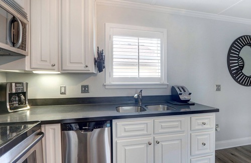 Hitch Village - Fred Wessels Homes Apartment | Lovely Carriage House In the Middle of Downtown