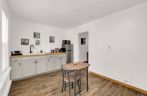 Beacon Hill Apartment | Lovely Casita w/King Bed 8min to DT