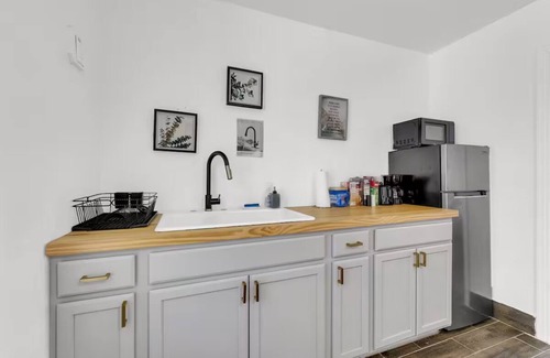 Beacon Hill Apartment | Lovely Casita w/King Bed 8min to DT