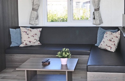 Serooskerke Ski Chalet | Lovely Chalet in a well-maintained chalet park, centrally located