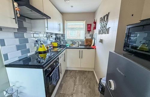 Scratby Ski Chalet | Lovely chalet with free Wi-Fi at Green Farm Park, Norfolk ref 43395G