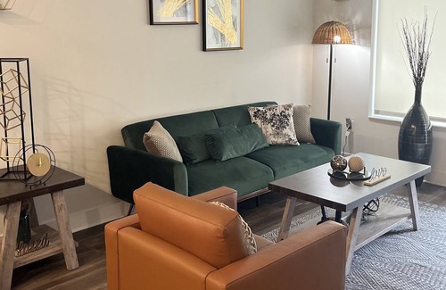 Mount Auburn Condo | Lovely & Comfy 1bedroom with indoor fireplace