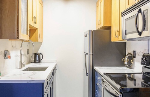 Downtown Los Angeles Condo | Lovely Condo in Downtown LA w/Great Views & Pool