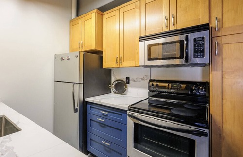 Downtown Los Angeles Condo | Lovely Condo in Downtown LA w/Great Views & Pool