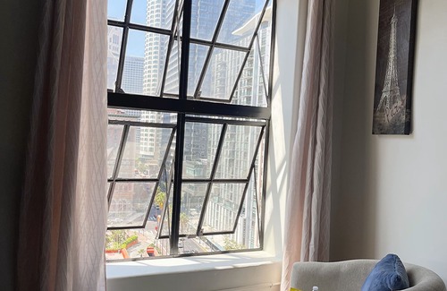 Downtown Los Angeles Condo | Lovely Condo in Downtown LA w/Great Views & Pool