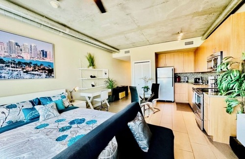 Smart Corner Condo | Lovely Condo w/Amazing Balcony & Rooftop Viewsn - Family Friendly