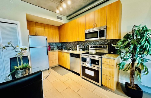 Smart Corner Condo | Lovely Condo w/Amazing Balcony & Rooftop Viewsn - Family Friendly