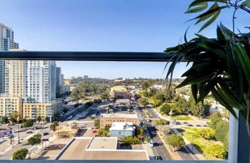 Smart Corner Condo | Lovely Condo w/Amazing Balcony & Rooftop Viewsn - Family Friendly