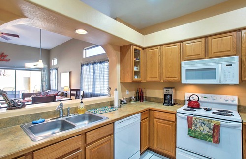 Fountain Hills Condo | Lovely Condo w/Balcony < 3 Miles to Parks + Golf!