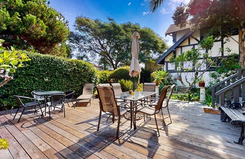 East Beach House | Lovely corner unit studio with patio & grill - 1 block to famed East Beach
