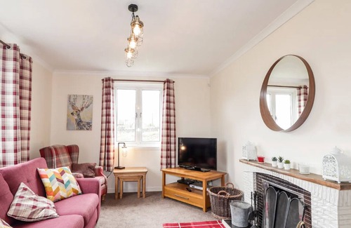Drumchork House | Lovely cosy cottage with stunning loch and mountain views in scenic countryside
