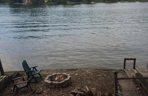 Homer Cottage | Lovely Cottage with Lakeside Patio & Dock