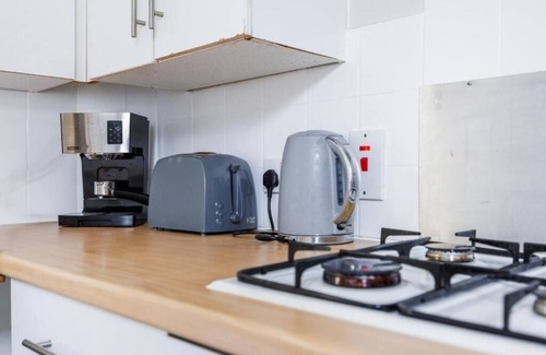 Southend-on-Sea Apartment | Lovely & Cozy 2BR Excellent Location w/WiFi & Netflix by Everhome Ltd