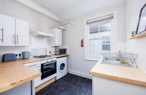 Southend-on-Sea Apartment | Lovely & Cozy 2BR Excellent Location w/WiFi & Netflix by Everhome Ltd