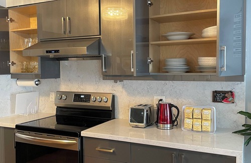 London House | Lovely & cozy 3Bdr | 7 person| 2baths | 1 free driveway parkings | street pkgs