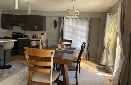 London House | Lovely & cozy 3Bdr | 7 person| 2baths | 1 free driveway parkings | street pkgs