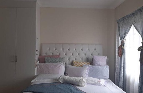 Pretoria Apartment | Lovely & Cozy Studio Unit with Carport!