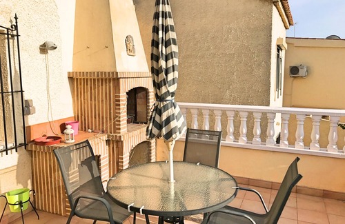 San Fulgencio Villa | Lovely Detached House Near Amenities, WIFI, Sat TV, Aircon, perfect for families