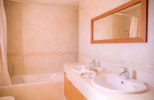 Atalaia Villa | Lovely detached villa overlooking the large communal pool in Colina da Atalaia.