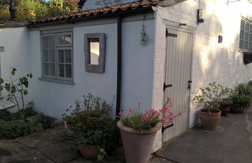 Dundon Bed & Breakfast | Lovely double room with fantastic garden views & breakfast brought to your door!