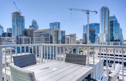 West End Apartment | Lovely Downtown 2BR w/Gym, W/D, Pool, walk to 6th St bars, by Blueground