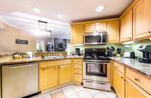 Gatlinburg Condo | Lovely downtown condo w/free attraction tickets & fitness room -walk everywhere