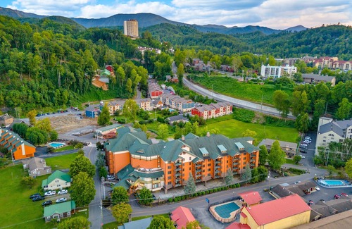 Gatlinburg Condo | Lovely downtown condo w/free attraction tickets & fitness room -walk everywhere