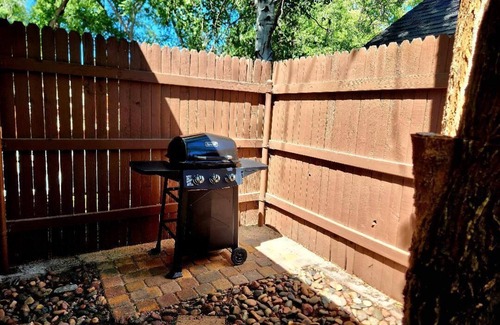 Flagstaff House | Lovely Downtown Condo, Walk to Historic Downtown!