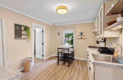 Amesbury Apartment | Lovely Downtown Oasis ~ Hospitals/Colleges/Beaches