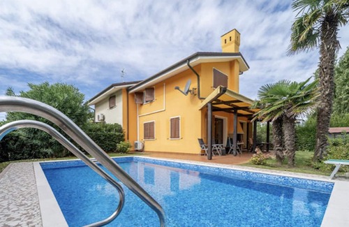 Isola Albarella Villa | Lovely Duplex Villa with swimming pool and golf court view