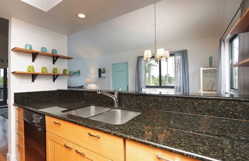 The Dunes House | Lovely Elevated Duplex with Spacious Open-Concept Living Area - Oasis Inn at the Dunes