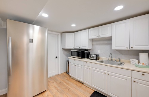 North Valley Stream Apartment | Lovely Elmont Apartment - Walk to Bus Stop!