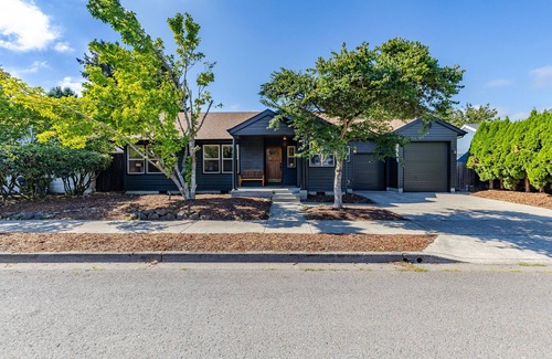 Eugene House | Lovely Eugene home near it all with hot tub!