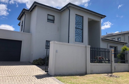 Bloubergstrand House | Lovely family friendly 4-bedroom house in Bloubergstrand, Cape Town