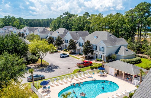 Little River Condo | Lovely ground-floor golf-and-sea condo with on-site pool & screened patio