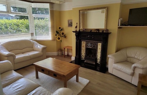Wootton Bassett House | Lovely holiday home on the edge of The Cotswolds, sleeps 6, dogs welcome!